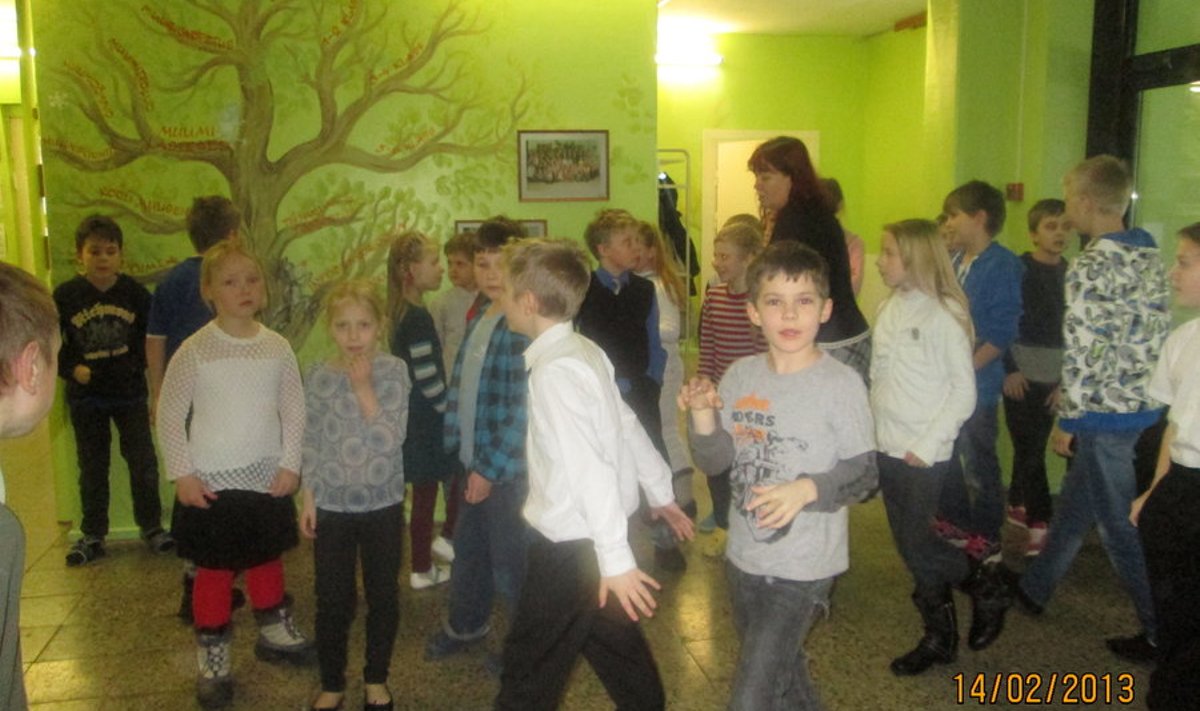 Valgu ja Varbola õpilaste kohtumine lõppes ühises tantsuringis.