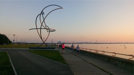 Hukkunud langevarjuri monument. “Betooni valatud merelaine” ei varjuta juba olemasolevaid monumente ja teoseid.