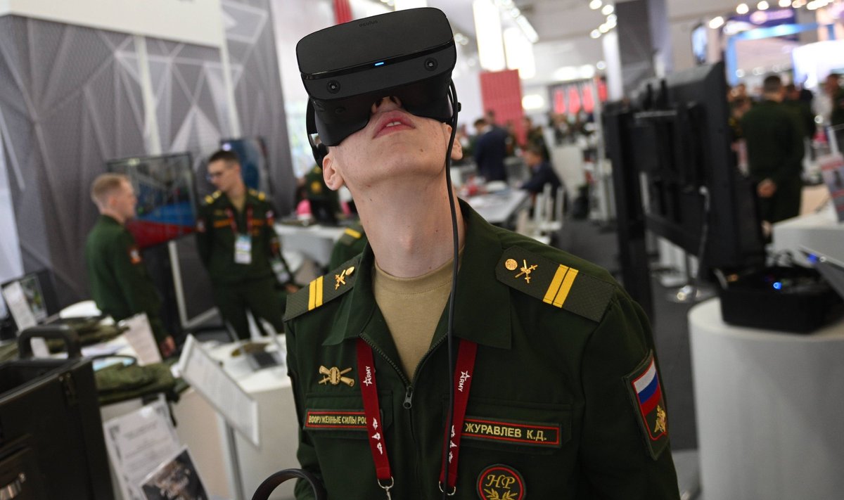 VIRTUAALREAALSUSES: Army-2023 osaleja tutvub virtuaalreaalsusesse loodud eksponaadiga.