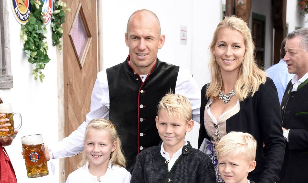 Arjen Robben mit Ehefrau Bernadien und Kindern Lynn, Luka und Kai beim FC Bayern Wiesntreff in Käfers Wiesn-Schänke auf