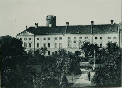 Aed kubermanguvalitsuse hoone ees Toompeal enne Nevski katedraali ehituse algust 1894. aastal.