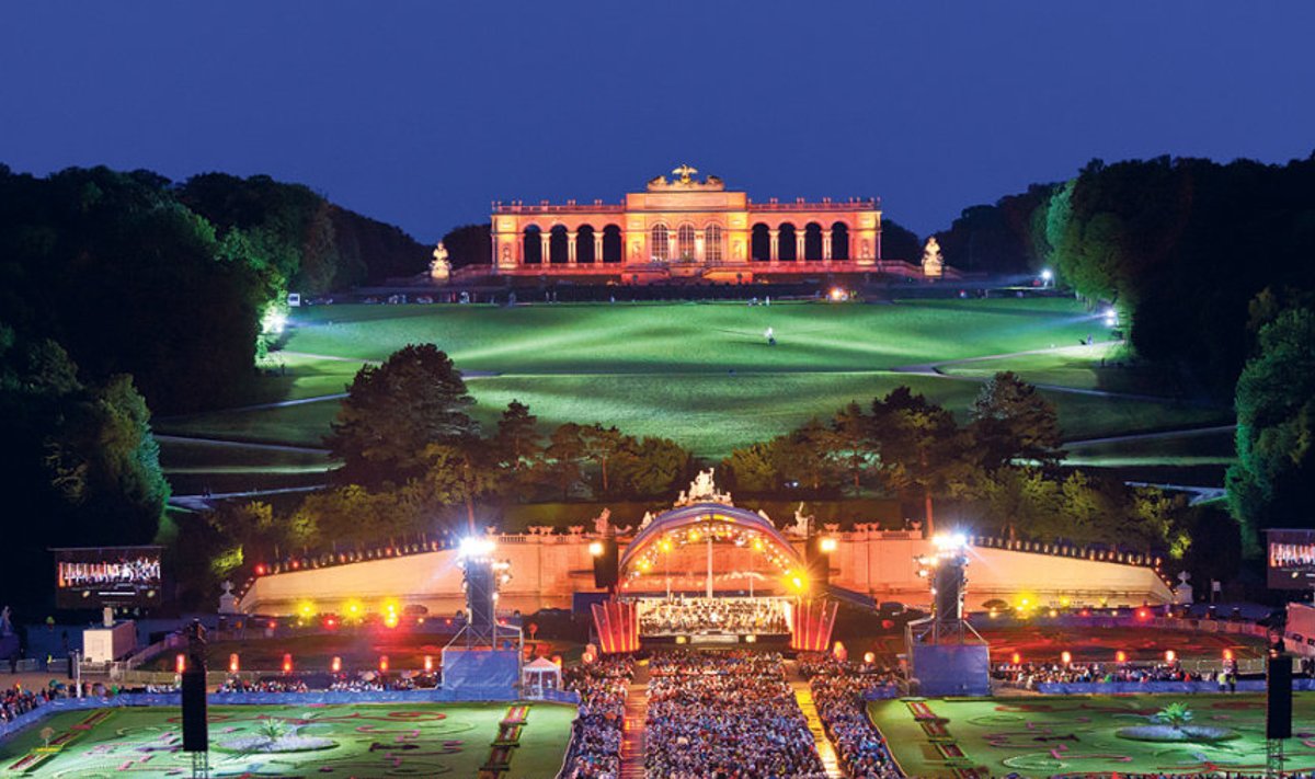 Viini Filharmoonikute suvekontserdi salvestust Schönbrunni lossiaiast saavad kõik              muusikasõbrad 5. juunil ETV ekraanilt jälgida.