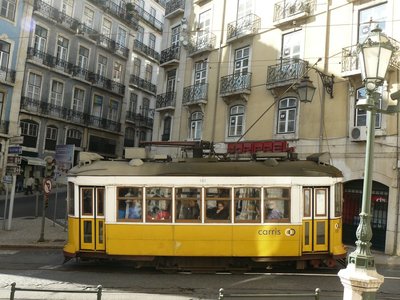 Tüüpiline Remodelade tramm teeb kriiksudes endale Lissaboni kitsaste tänavate vahel teed.