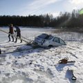 ФОТО: На карьере Мяннику автомобиль провалился под лед. Владелец с товарищами пошел его вытаскивать