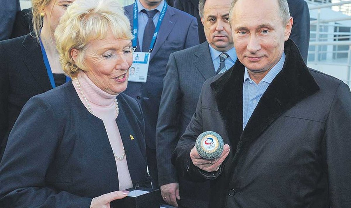 Kate Caithness ja Vladimir Putin tutvuvad Sotši kurlinguhalliga. Caithnessi sõnul kantakse Sotšist üle kõiki mänge, mis on kurlingu kõigi aegade suurim TV-kajastus.