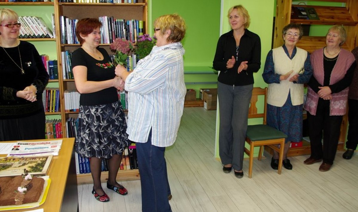 Uued ruumid saanud Mõisaküla raamatukogu töötajad Lija Kornis (vasakult) ja Evi Oissar võtsid avamispäeval vastu hulga häid soove