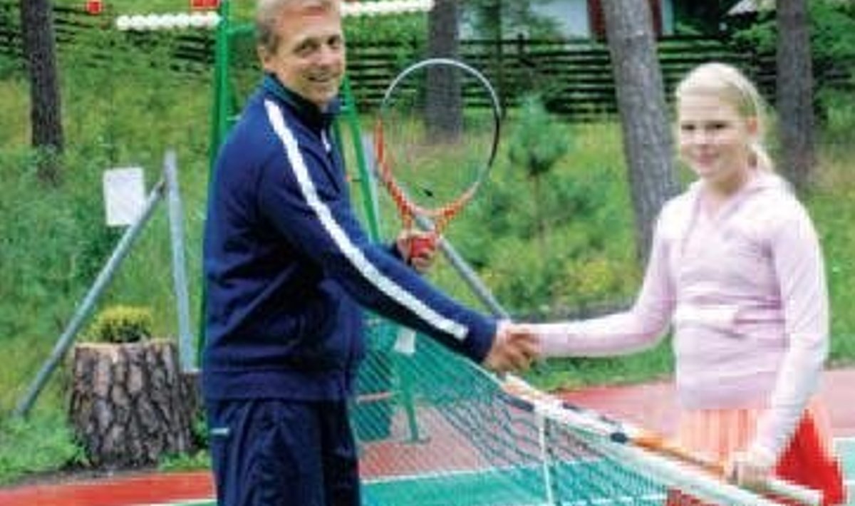 Grete Iris Promm, Rene Buschi tennisekooli õpilane on andnud isale, Toivo Prommile uuel tenniseväljakul tulise lahingu. Nüüd surutakse sõbralikult kätt. Foto: Ülo Russak