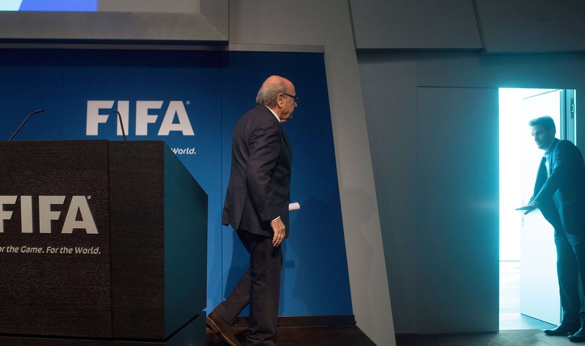 Pilt räägib enda eest: Sepp Blatteri pressikonverents sai kujundliku lõpu.