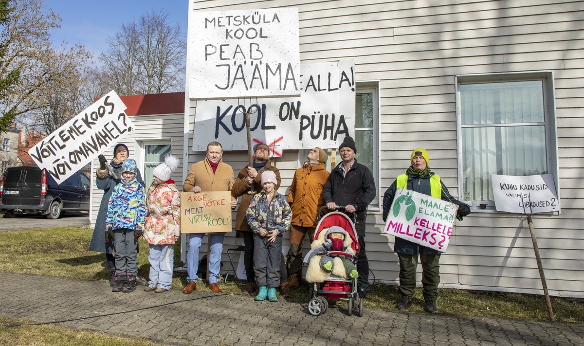 Protest Lääneranna väikekoolide sulgemise vastu Lihulas vallamaja ees