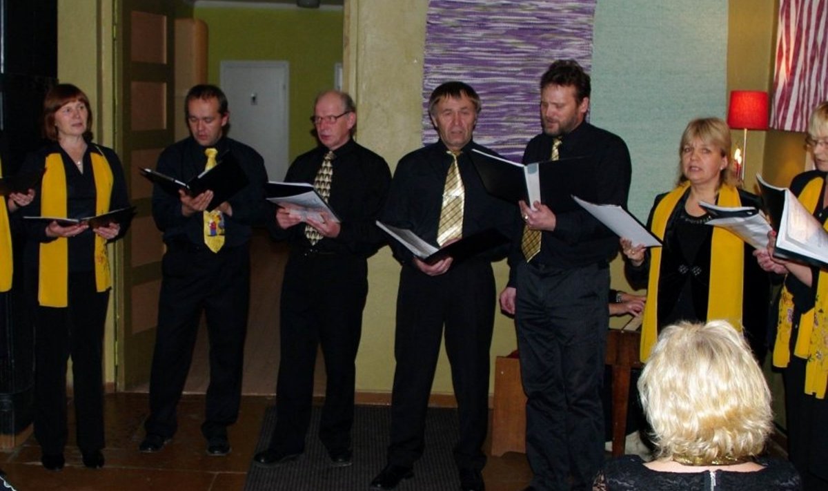 Kõige kaugemalt oli hingedepäeva kontserdil Mõisakülas laulmas Karksi valla kultuurikeskuse ansambel Pool Kuus Anne Mägi juhatusel.
