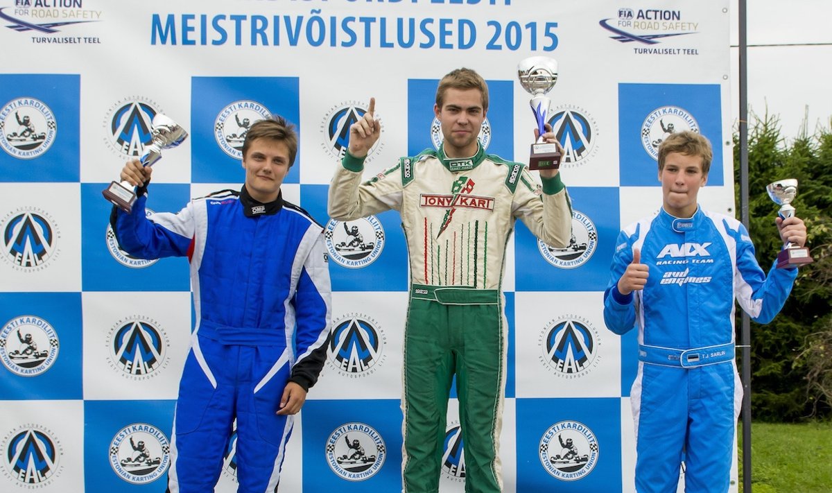 Max-klassi võitja Aavo Talvar (keskel), teine Paul August Lääne (vasakul) ja kolmas Tomas Johannes Sarlin