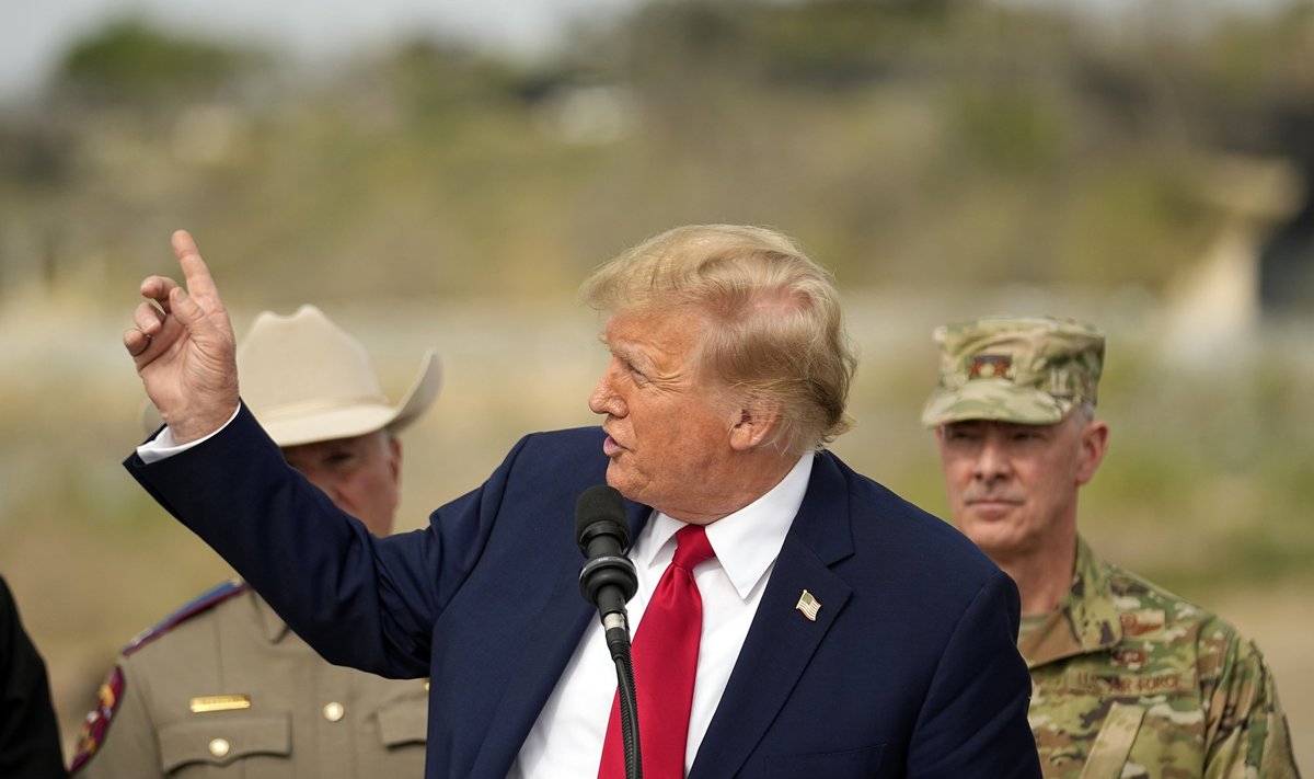 Donald Trump näitab süüdistavalt Mehhiko poole