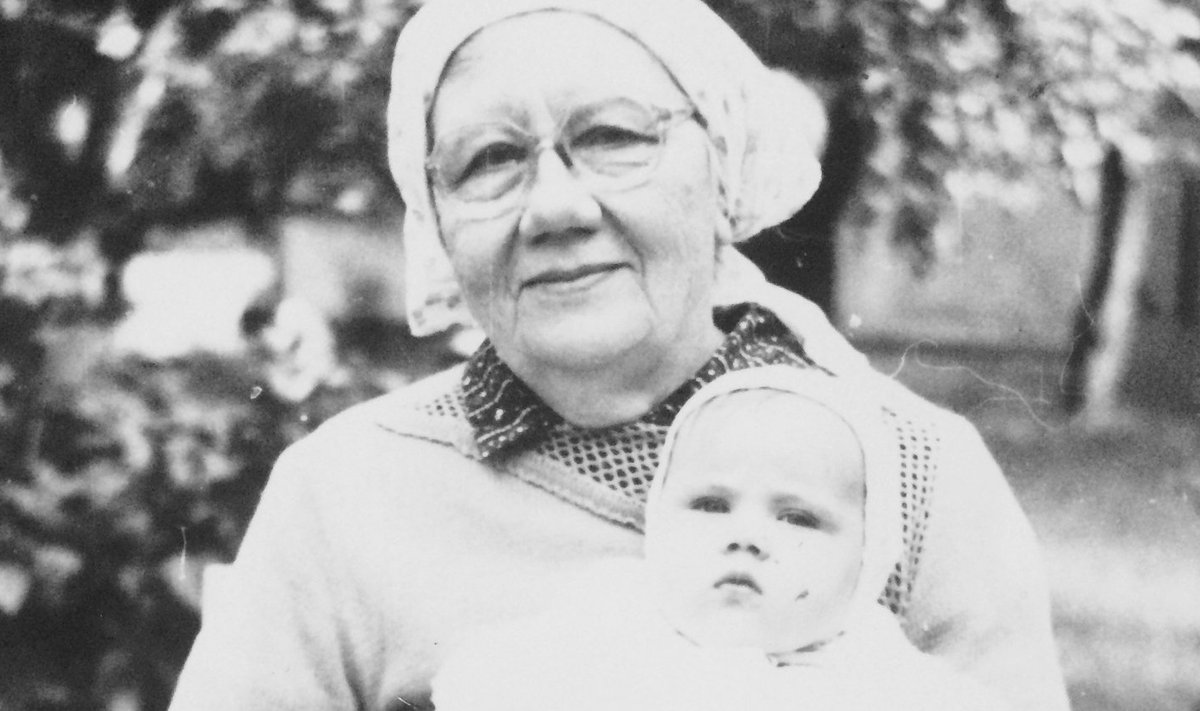 Anne-Mai 1989. aastal vanaema süles