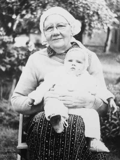 Anne-Mai on oma vanaema süles, aasta 1989