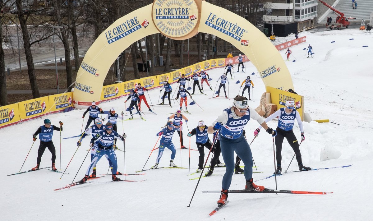 Murdmaasuusatajad Tallinna lauluväljakul.