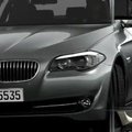 VIDEO: BMW rebib parkimisel juhilt rooli peost