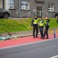 ФОТО | На красной велодорожке велосипедист столкнулся с автомобилем и был доставлен в больницу