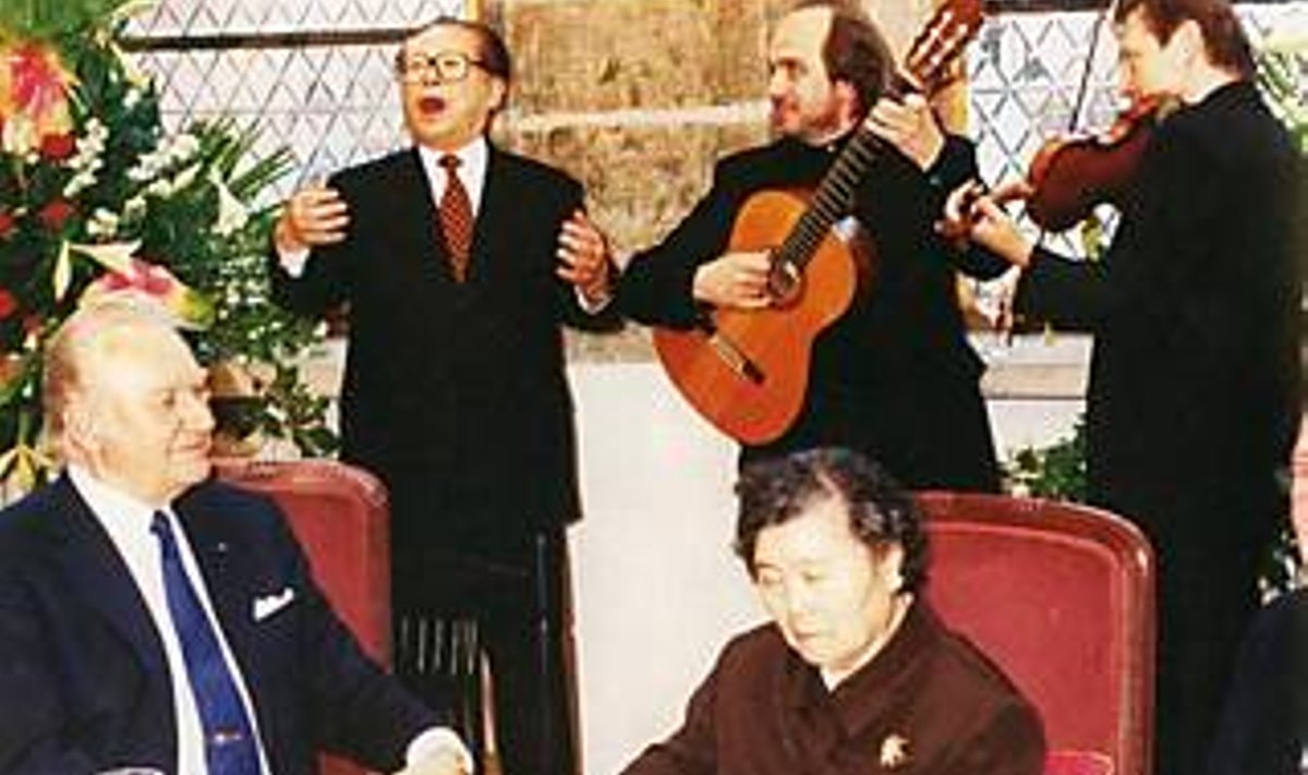 SERENAAD ARNOLD RÜÜTLILE: Hiina Rahvavabariigi president Jiang Zemin esineb juunis 2002 Tallinnas Mustpeade majas ootamatu taidluskavaga. RAAMATUST