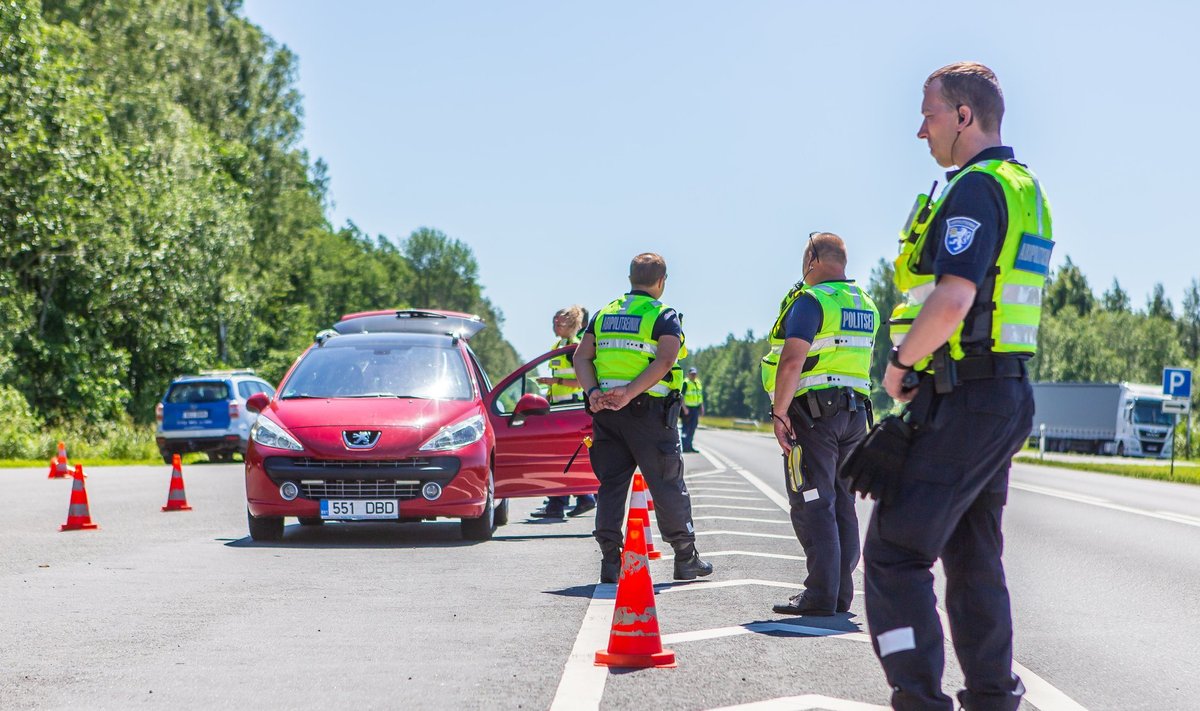 KONTROLL: Politseireid möödunud aasta suvel Pärnu - Riia maanteel.