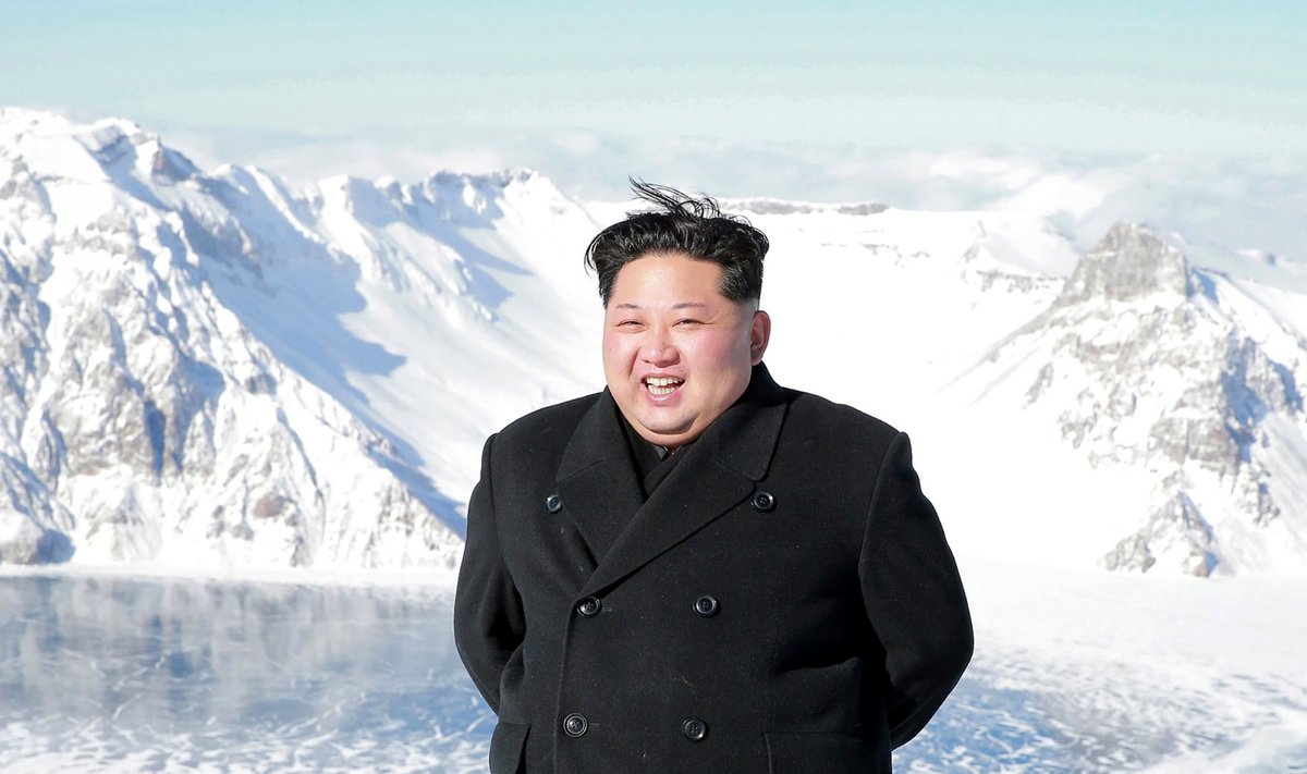Kim Jong-uni mäetippu jõudmist tervitas isegi päike.