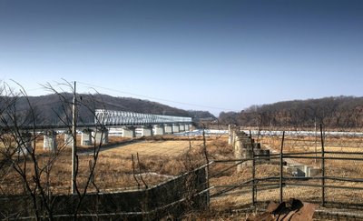Üks kahest ühendusest kahe riigi vahel. Raudtee Kaesongi.