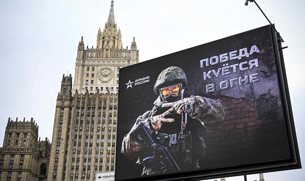 ARMEE KASVAB: Moskvas, välisministeeriumi ees on armeed reklaamiv plakat. "Võit sepistatakse tules," kuulutab poster. Värbamine käib suisa otse tänavatelt.