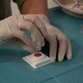 Lastefond ostis raske südamerikkega tüdrukule vere hüübivuse mõõtmise aparaadi