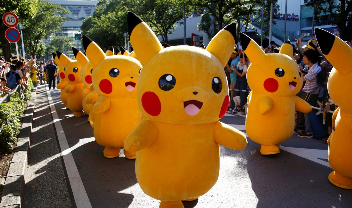 Pikachu-nimelise Pokémoni kostüüme kandvad paraadist osavõtjad Jaapanis Yokohamas. 