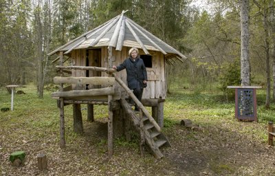 Kirjandusmetsa Nukitsamehe maja.