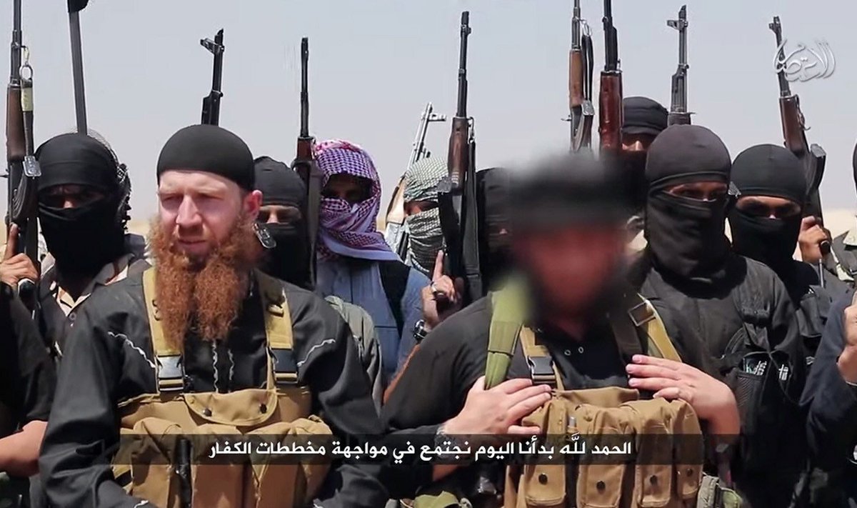 ISISe võitlejad, sealhulgas Abu Omar al-Shishani (punase habemega) ja Abu Mohammed al-Adnani (temast paremal)