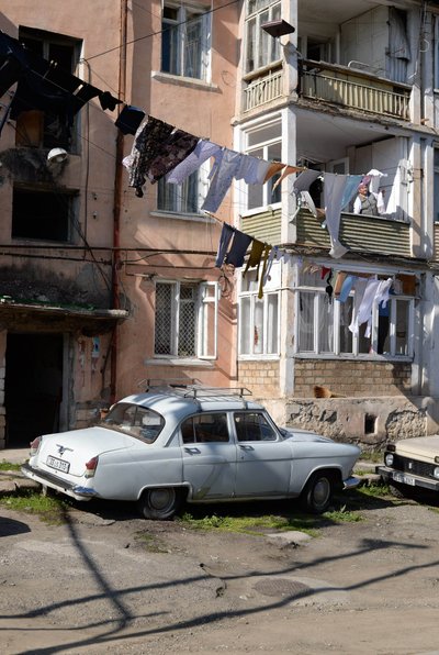 Päikesepaistelises linnas lehvib pesunööridel muretult kogu linna garderoob, valgetes õites puude vahel kulgevad valged Žigulid ja Volgad, sõjategevusest pole ühtegi märki.