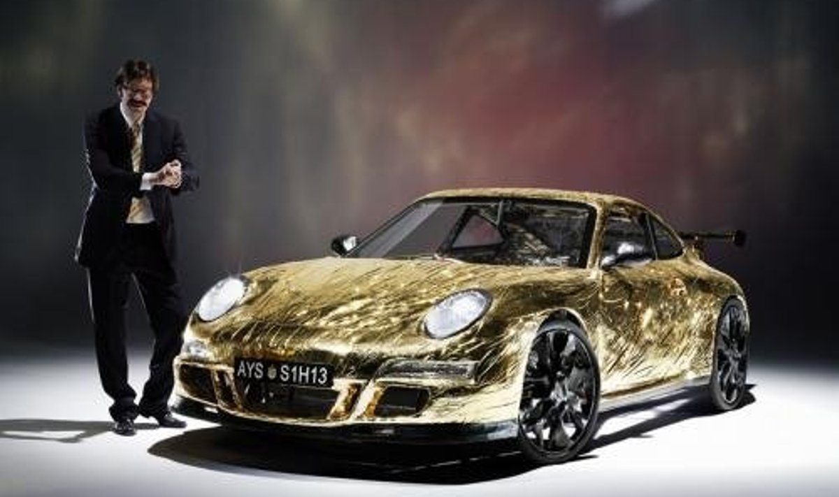 Tõelise Porsche suurune, kuldne ja neljarattaline jalgratas?