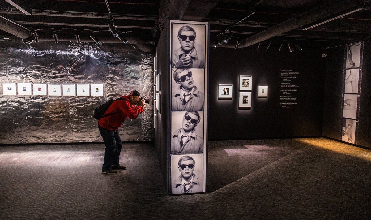 Fotografiska produktsioonikvaliteet on suurepärane. Tihti kasutavad nad fotodel muuseumiklaasi, mis ei peegelda vastu, ja valgustus on ka täpselt paika sätitud.
