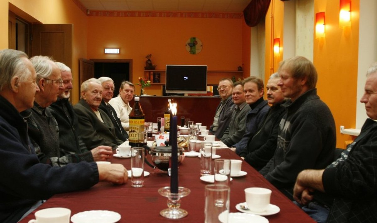Nõmme Vanameeste Klubi esindus ja Varbola mehed tutvumislauas. Foto: Piret Linnamägi