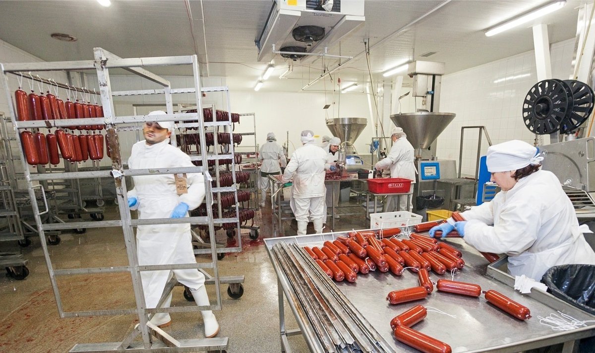 Ka Valgamaal tegutsevas Atria Eesti lihatööstuses napib kvaliteetset tööjõudu. Ettevõtte juht Olle Horm tõdes, et nad on juba ammu loobunud lootusest täita tühjad ametikohad. Atria on üks Lõuna-Eesti suuremaid tööandjaid.