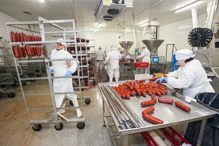 Ka Valgamaal tegutsevas Atria Eesti lihatööstuses napib kvaliteetset tööjõudu. Ettevõtte juht Olle Horm tõdes, et nad on juba ammu loobunud lootusest täita tühjad ametikohad. Atria on üks Lõuna-Eesti suuremaid tööandjaid.