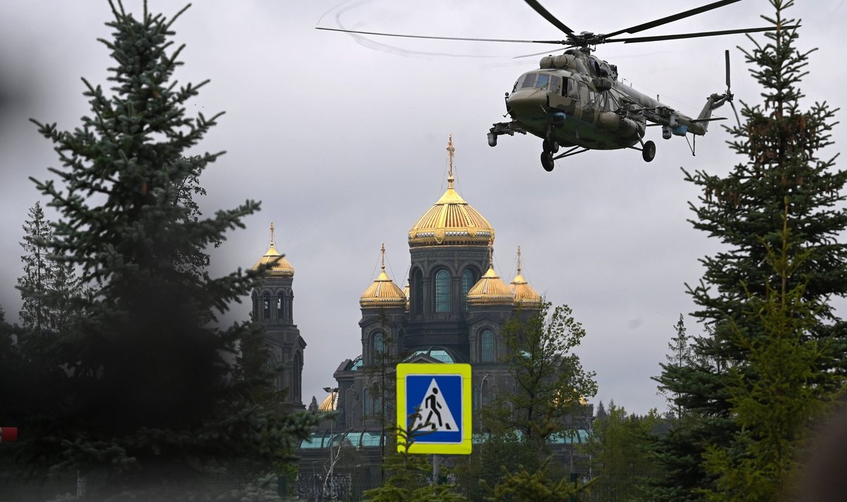 Helikopter Mi-8 maandub Moskva oblastis. Fotol on illustreeriv tähendus.