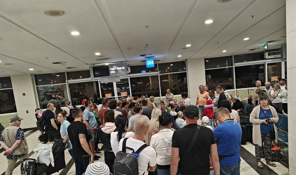 Пассажиры SmartLynx ждут посадки в аэропорту Антальи в Турции сегодня вечером.