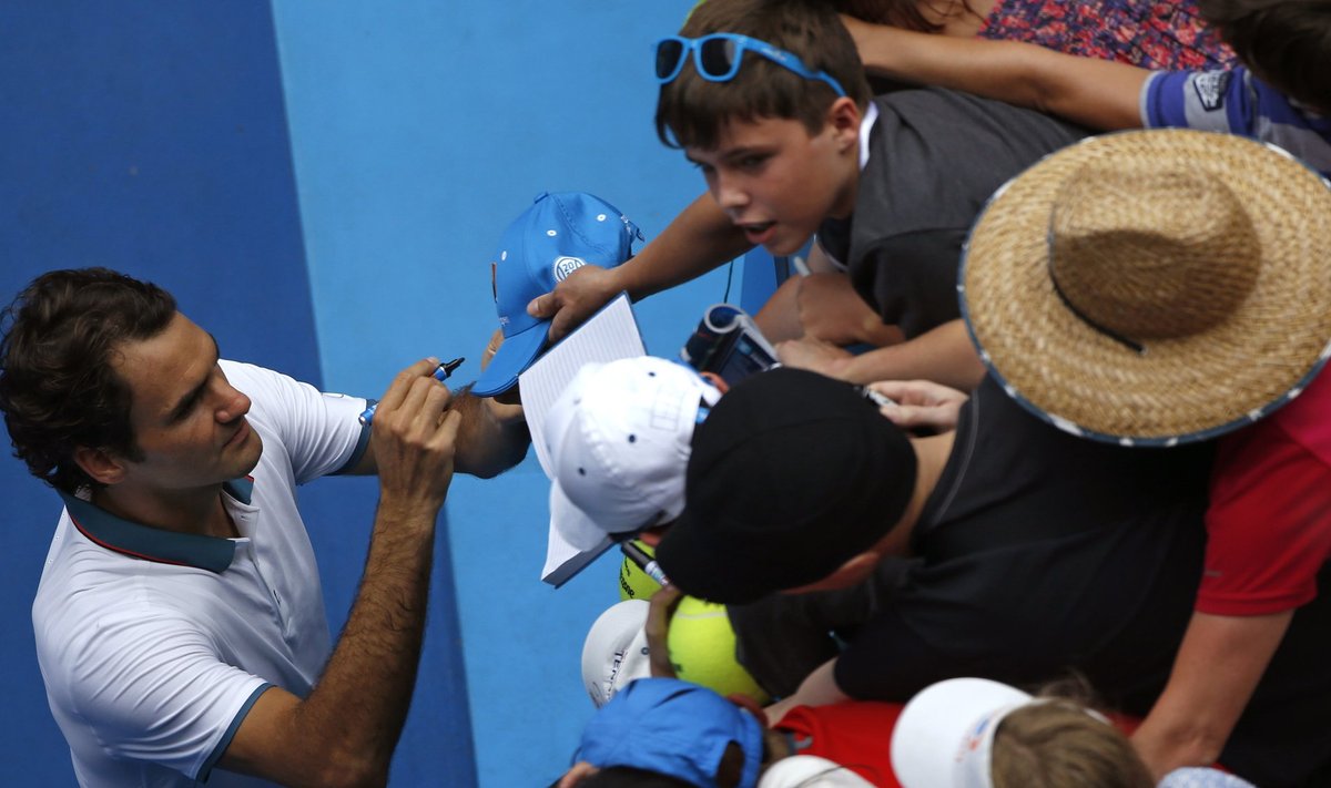 Roger Federer poolehoidjatele autogramme jagamas.