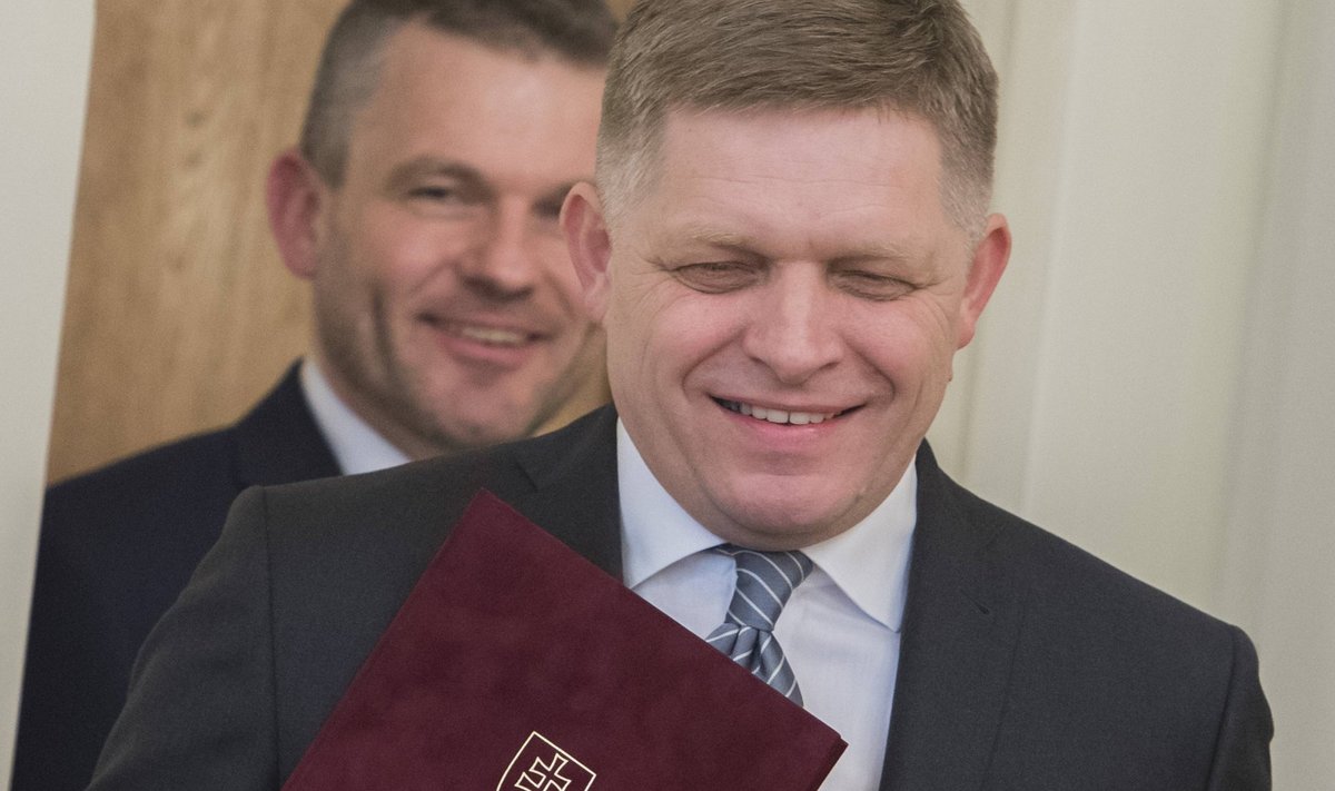 Robert Fico (esiplaanil) andis 2018. aastal peaministritooli Peter Pellegrinile (tema taga). Nüüd otsustab tema, kas Ficost saab peaminister või mitte.