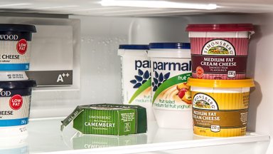 В двухсторонних холодильниках можно хранить как самодельные лакомства, так и продукты из магазина