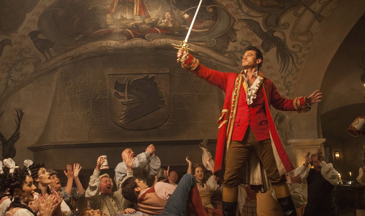 Luke Evans mängib ennast imetlevat Gastonit, kes arvab, et vallutab iga naise südame.
