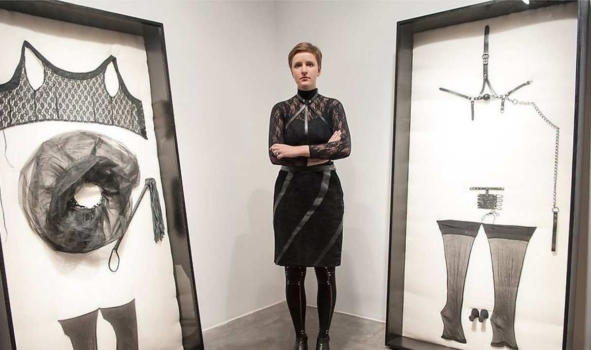 Anna-Stina Treumund oma näituse avamisel 2015. aastal.