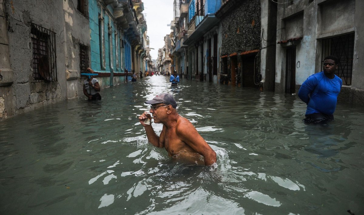 Orkaan Irma tõi septembris Kuuba pealinna Havanna tänavatele tulvaveed ja elanikud pidid toimetama rinnuni vees.