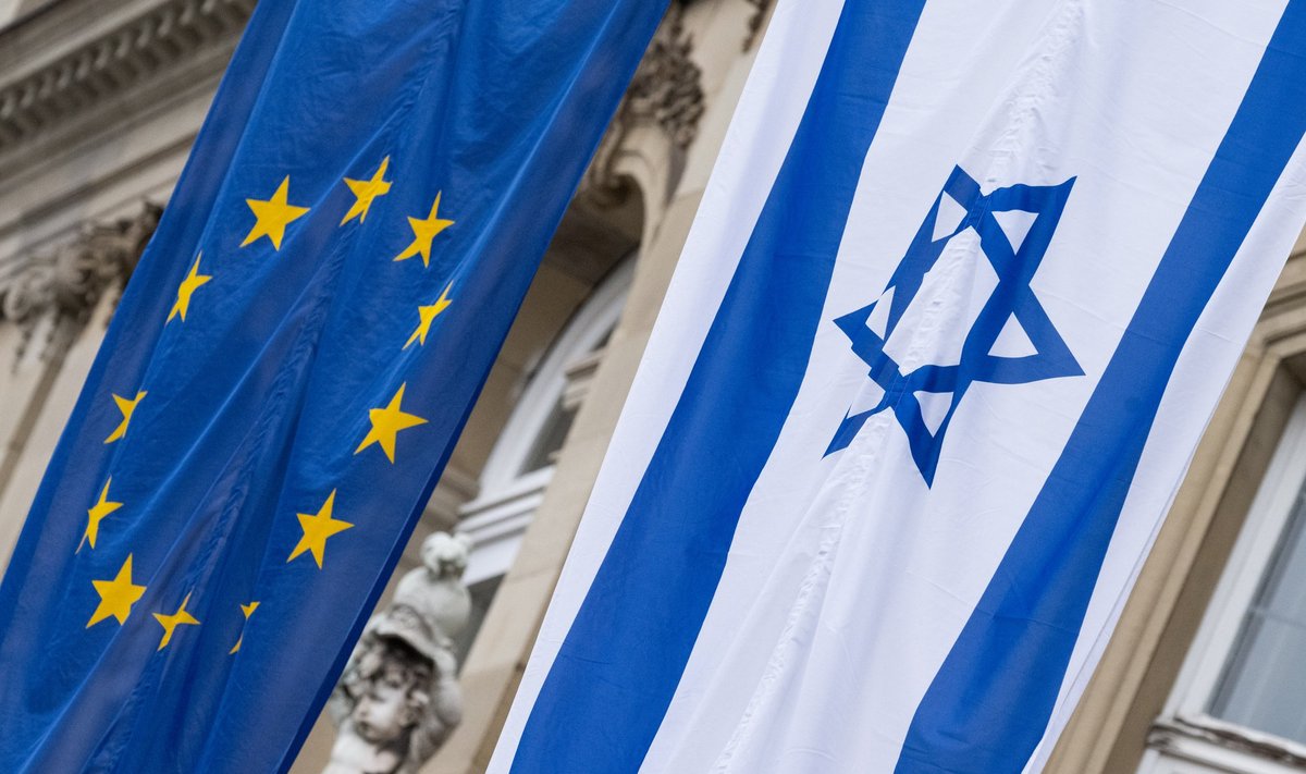 Israel flag in front of the New Castle in Stuttgart