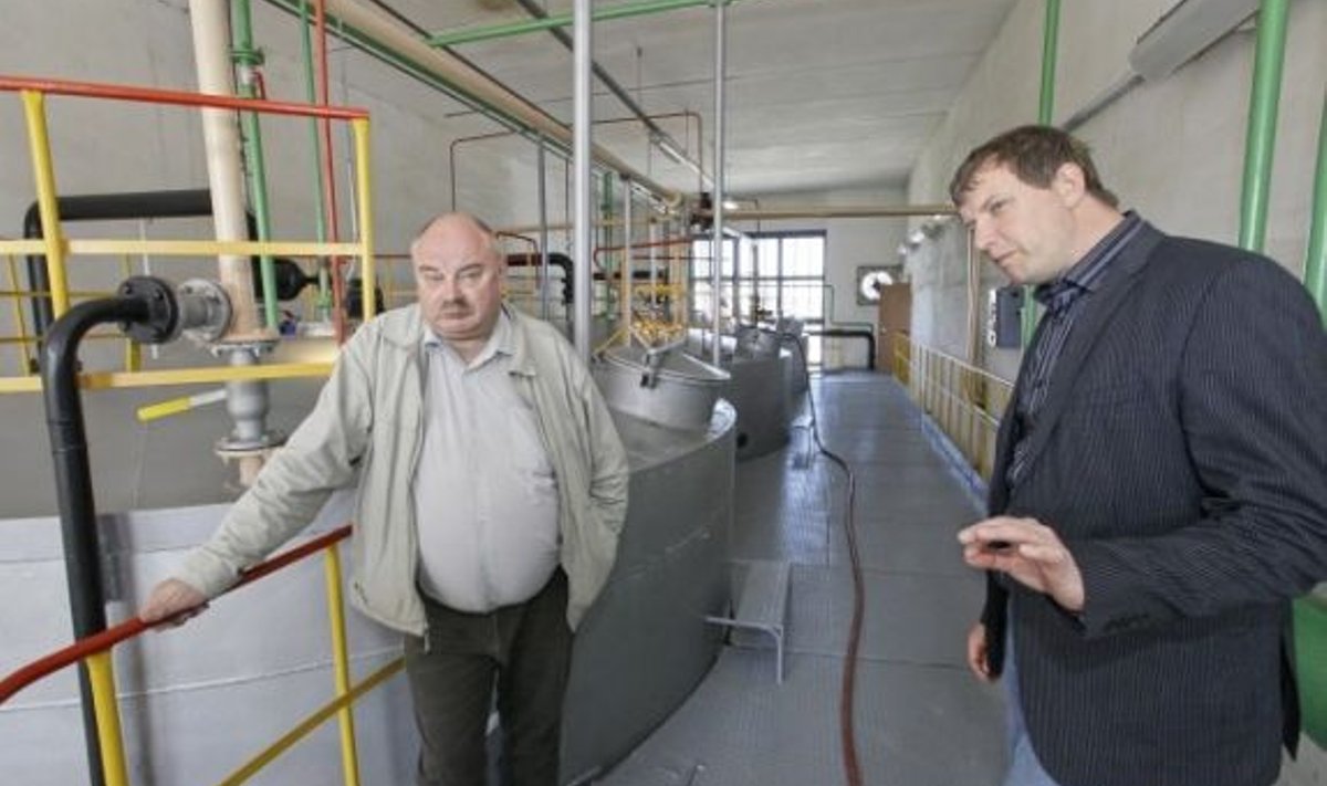 Estonian Spiriti juhatuse liige  Sven Ivanov (paremal) ja tegev­juht Arno Kangur kinnitavad kää­ritõrte juures, et Rakvere piiritusetehase toodangul on turgu.
