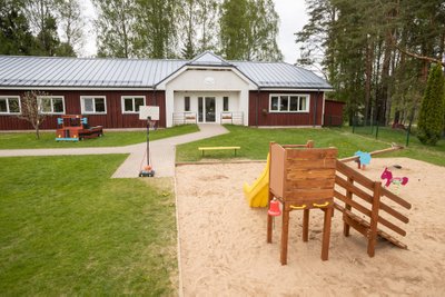 Lasteaed avas Kääpal uksed 12 aastat tagasi, just siis, kui Annika Orase esimesed kaksikud lasteaiaikka jõudsid. Seikluspark, ronimisatraktsioonid ja mängupaigad on aja jooksul valminud kogukondlikult, jõululaadal kogutud raha eest.