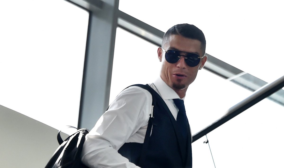Cristiano Ronaldo koos Portugali koondisega Venemaalt lahkumas.