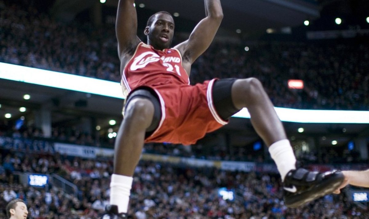 Cleveland Cavaliers' J.J Hickson hangs from the hoop after scoring against the Toronto Raptors during the first half of an NBA basketball game in Toronto on Friday, Feb. 26, 2010. (AP Photo/The Canadian Press, Chris Young) / SCANPIX Code: 436