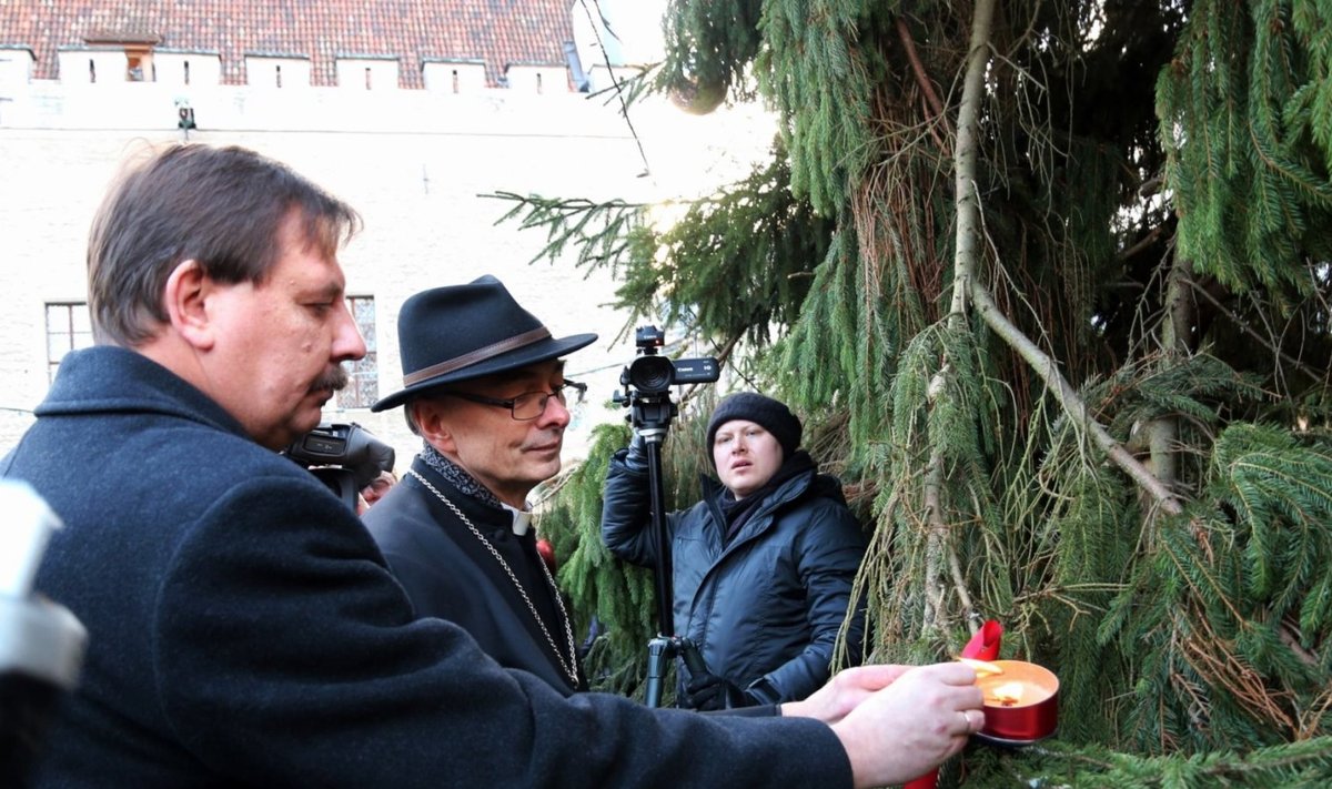 Taavi Aas ja Jaan Tammsalu süütasid Raekoja platsi jõulupuul esimese advendiküünla